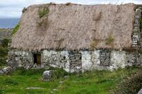 photo thatched roof cottage